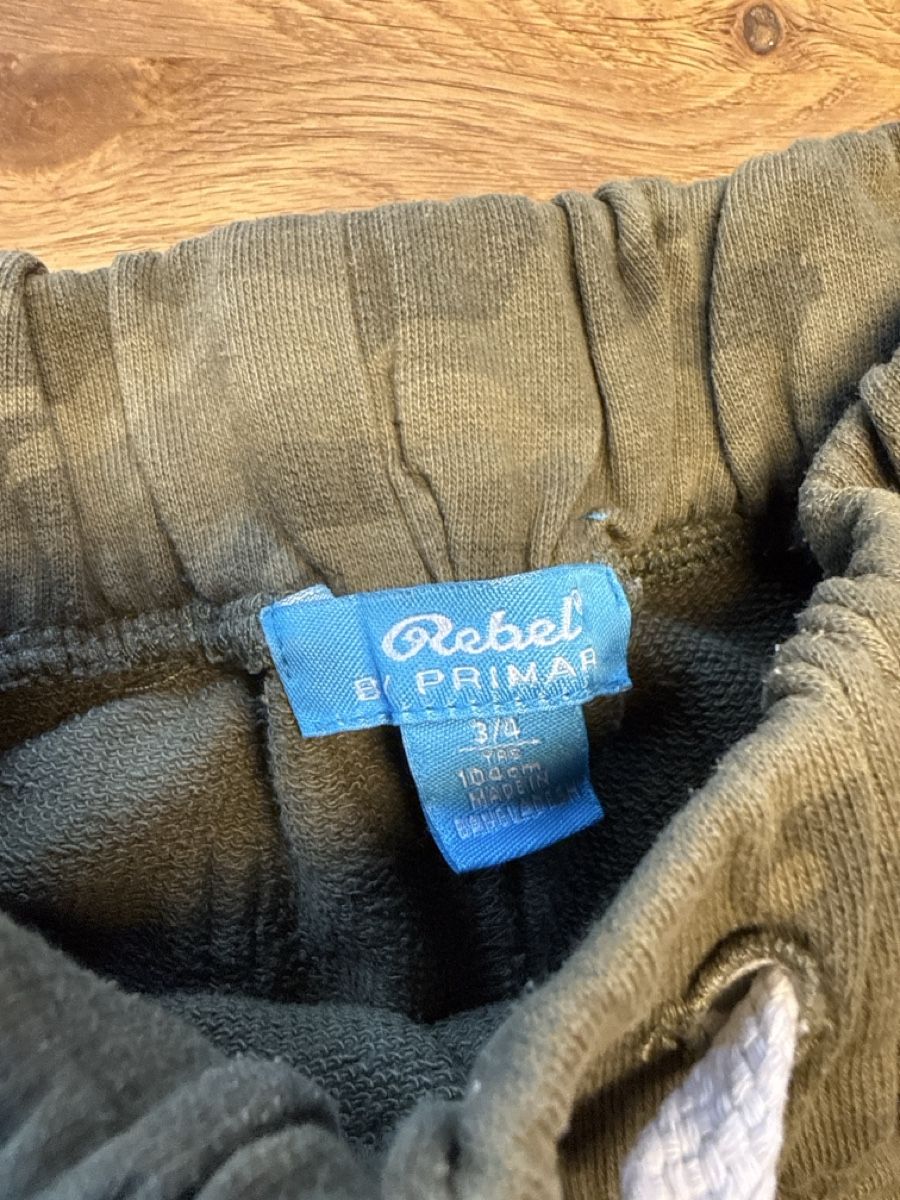 Primark Pantaloni: Shorts Gr. 104 – Usato da Rohr b. Olten venduto da -FaLu- 1