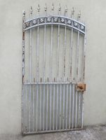 Schmiedeeisentor antik mit Spitzen und Blumenmuster