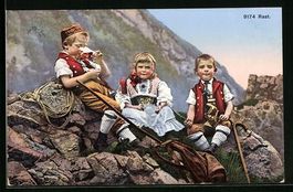 Kinder in Schweizertracht bei einer Rast