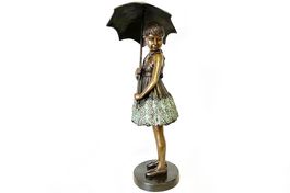 Bronzefigur, Mädchen mit Schirm