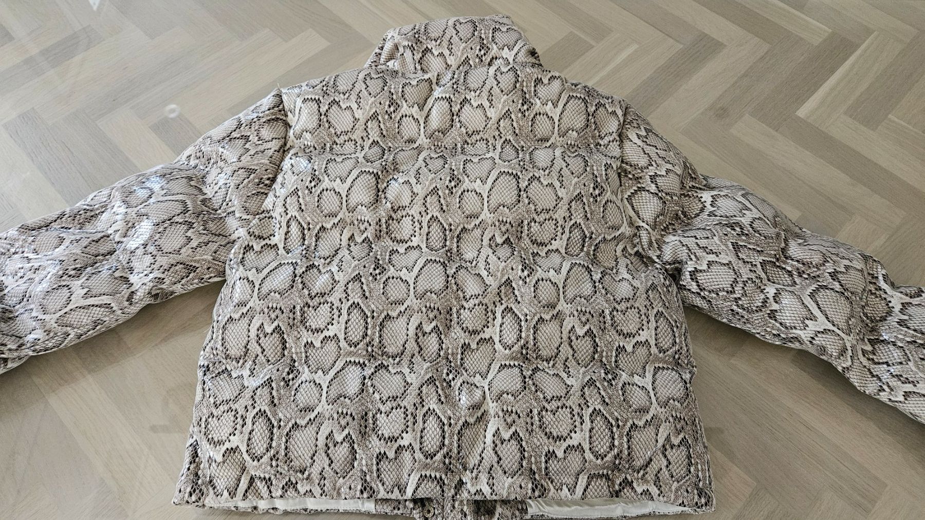 Giacche: En Saison Snakeskin Printed Puffer – Usato da Hasle LU venduto da dandelion1684 3