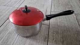 Stielkasserolle Stainless mit rotem Deckel