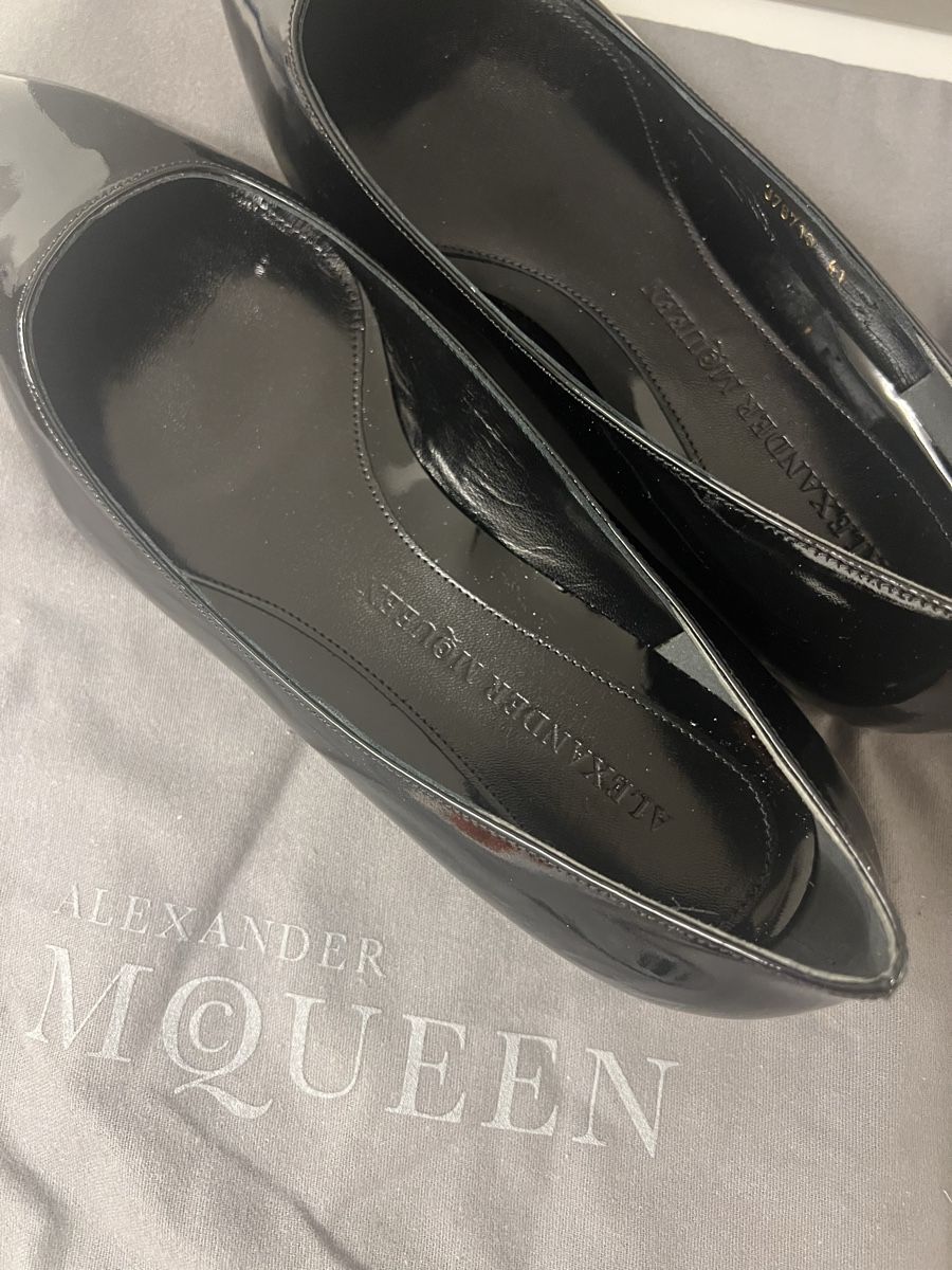 Alexander Mcqueen Damenschuhe: Alexander McQueen black patent leather flats 41 – Neu und originalverpackt aus Breganzona von maggy_l 1