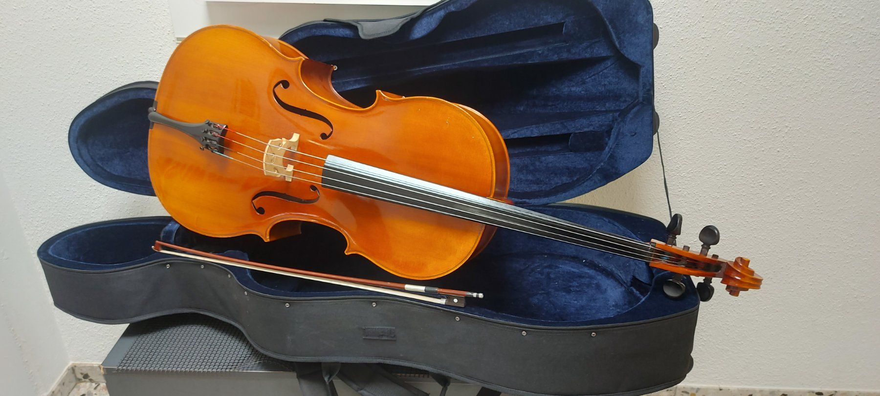 Strumenti musicali: 4/4 Cello Antonius Stradivarius made in germany mit service – Usato da Glattbrugg venduto da Swissmusik