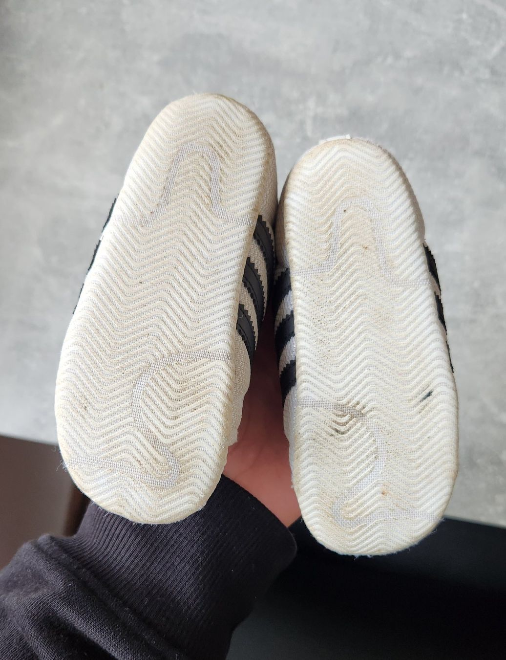 Adidas Scarpe per ragazzi: Adidas Indoorschuhe, Grösse 21 – Usato da Brittnau venduto da AkimaJukato 2