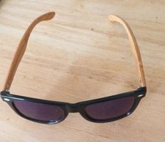 Coole Sonnenbrille mit Bambus-Bügeln 😎.