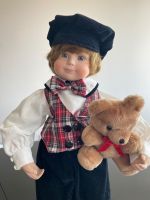 Ein kleiner Gentleman mit seinem treuen Teddybären