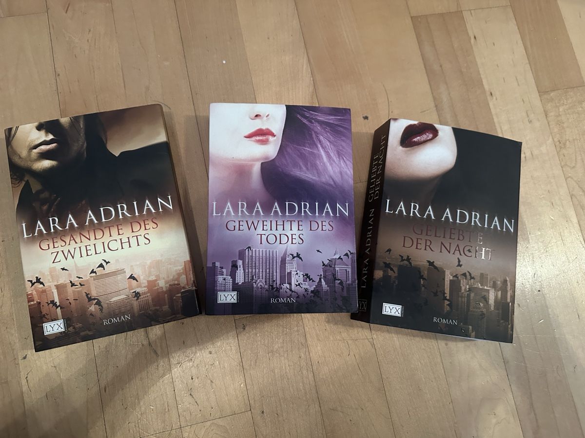 Libri: Lara Adrian - 3 Fantasy Romane – Nuovo (secondo la descrizione) da Altendorf venduto da Eastwick4