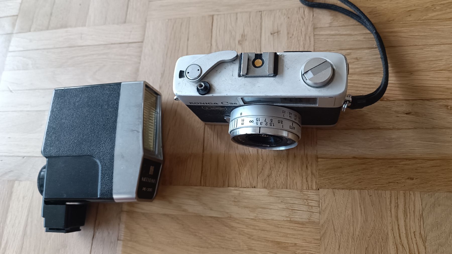 Konica Fotocamera: Konica C35 Kamera mit Blitz National PE-300 – Usato da Baden venduto da zuppel 8