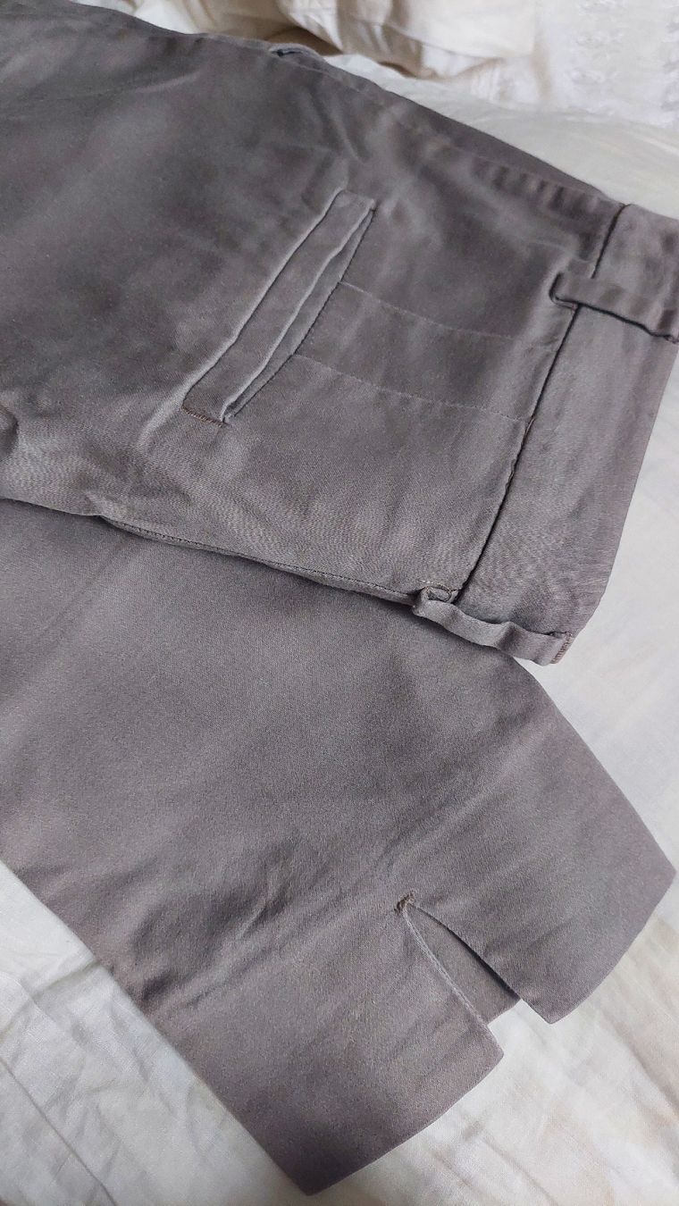 H&M Pantaloni: h&M Hosen,grau in gr.34 – Nuovo (secondo la descrizione) da Basel venduto da O-MEGA 6