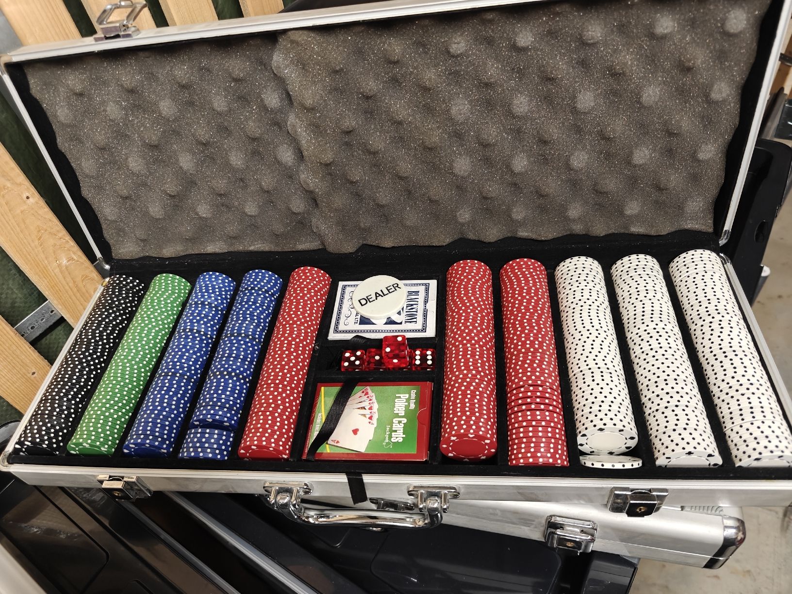 Giochi: Poker set 2x500 chips + 1x300 chips – Usato da Lausanne venduto da dre_27xp