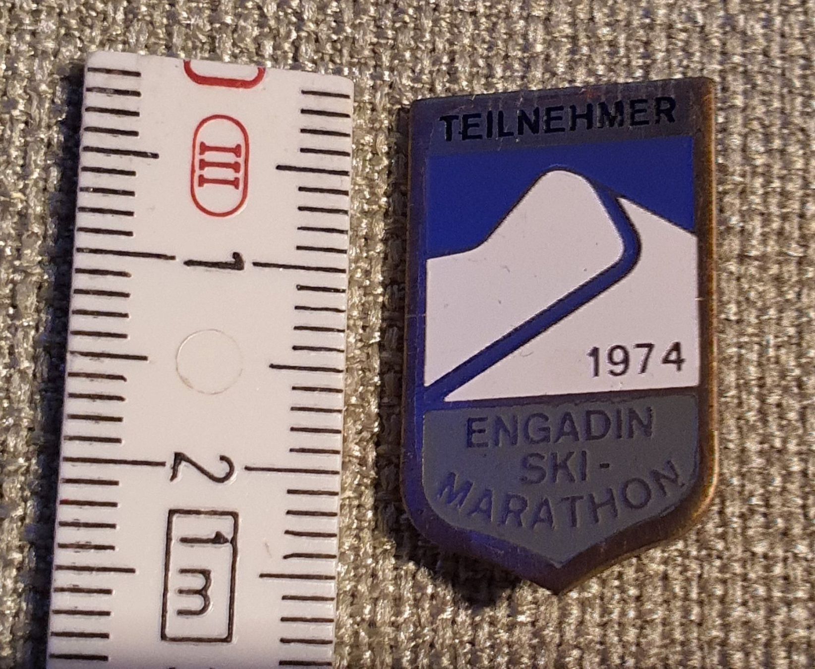 Placchette & Badge: D127 - Engadin Skimarathon 1974 Schweiz – Usato da Reinach BL venduto da Boston-Verkauf 2