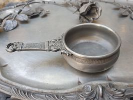 Casserole en étain avec manche décoré, état ancien 