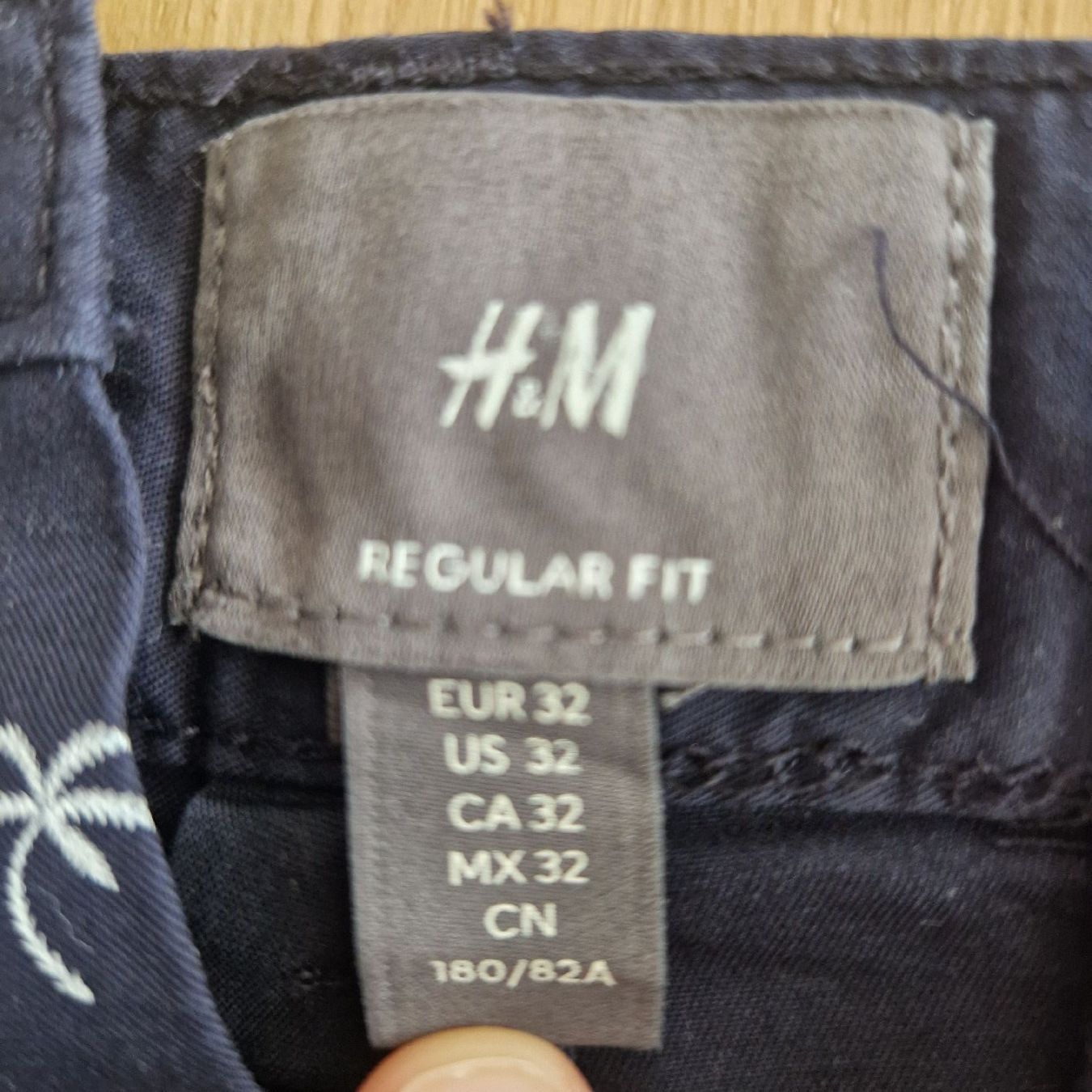 H&M Pantaloni: kurze Freizeithose H&M Gr. 32 blau Palmen – Usato da Nendeln venduto da Zopfie_ 2