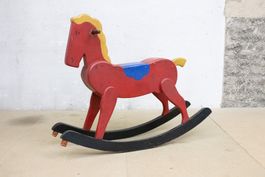 Vintage Schaukelpferd aus Holz mit blonder Mähne