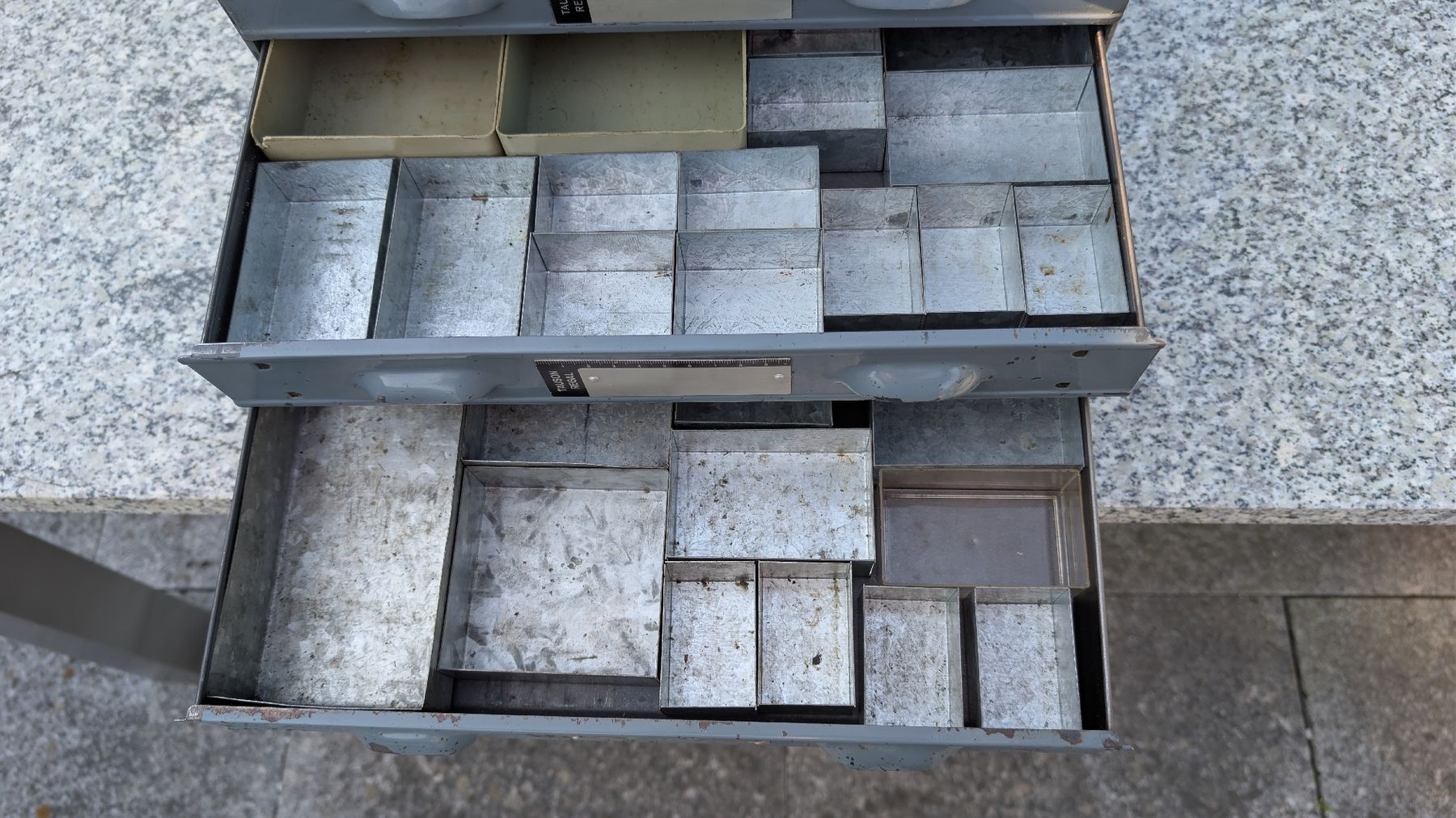 Armadi: Metallschrank, mit 7 Schubladen und Einsätzen – Usato da Oberriet SG venduto da Bokost 4
