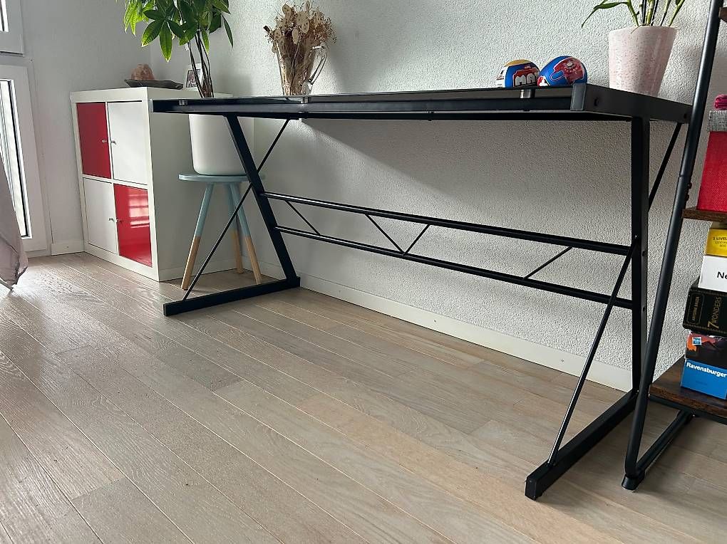 Scrivanie: Bureau en vitre noir – Usato da Crissier venduto da epostela
