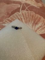 Silberfarbener eleganter Ring & dunkelblauem synth.Zirkonia