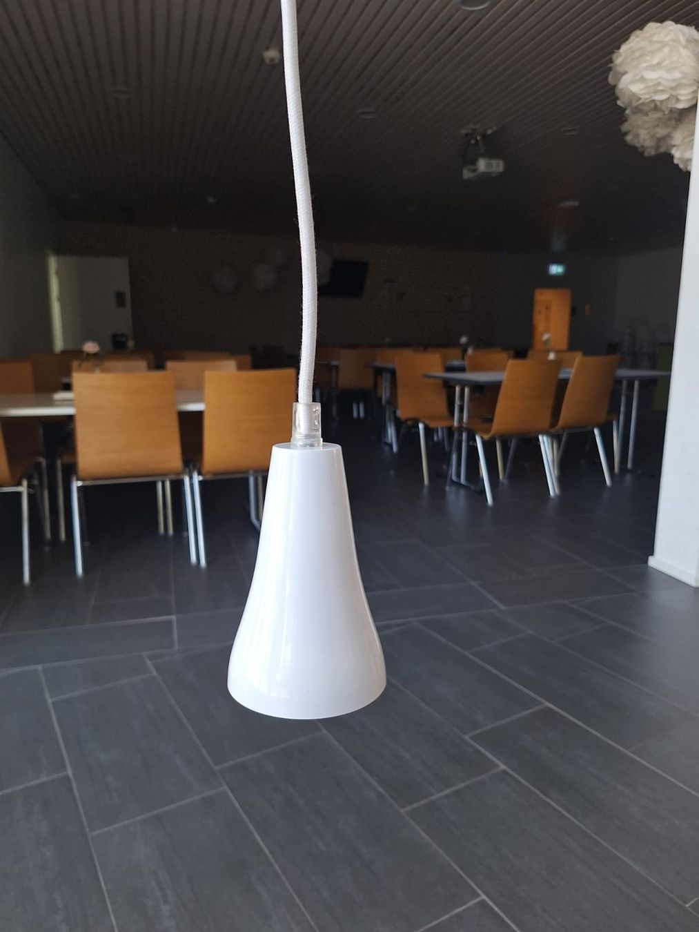 Lampade: 2x Hängeleuchte weiss konisch gebraucht – Usato da Bleienbach venduto da mogig 2