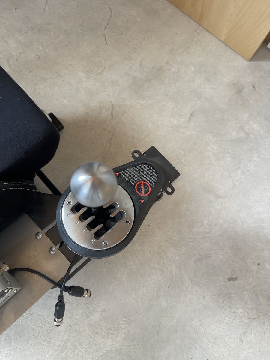 Thrustmaster Controller: Sim Racing Setup Thrustmaster T GT2 Handbremse Schaltung – Usato da Ernetschwil venduto da Picnyd 5