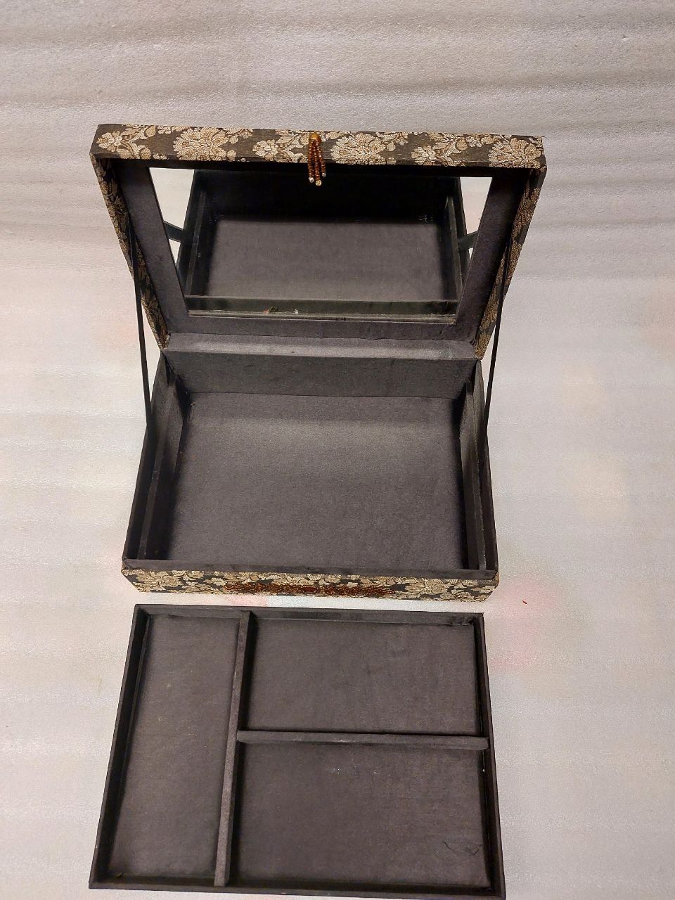 Portagioie: Rectangular jewelry box with mirror – Usato da Pambio Noranco venduto da TREBORLOP