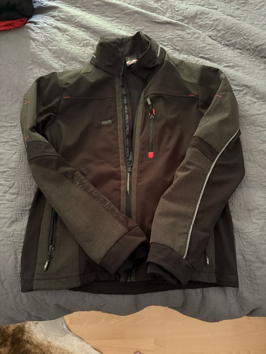 Vestes: Arbeitsjacke Softshelljacke Grösse M – D'occasion à Duggingen par Enasus