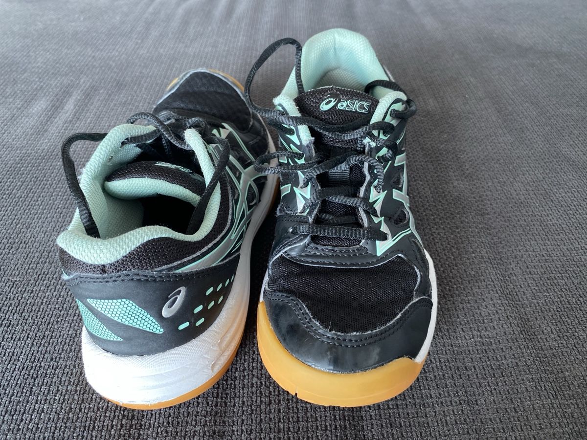 Asics Chaussures garçon: Asics Hallenschuhe  – D'occasion à Oberdiessbach par Magalli 2