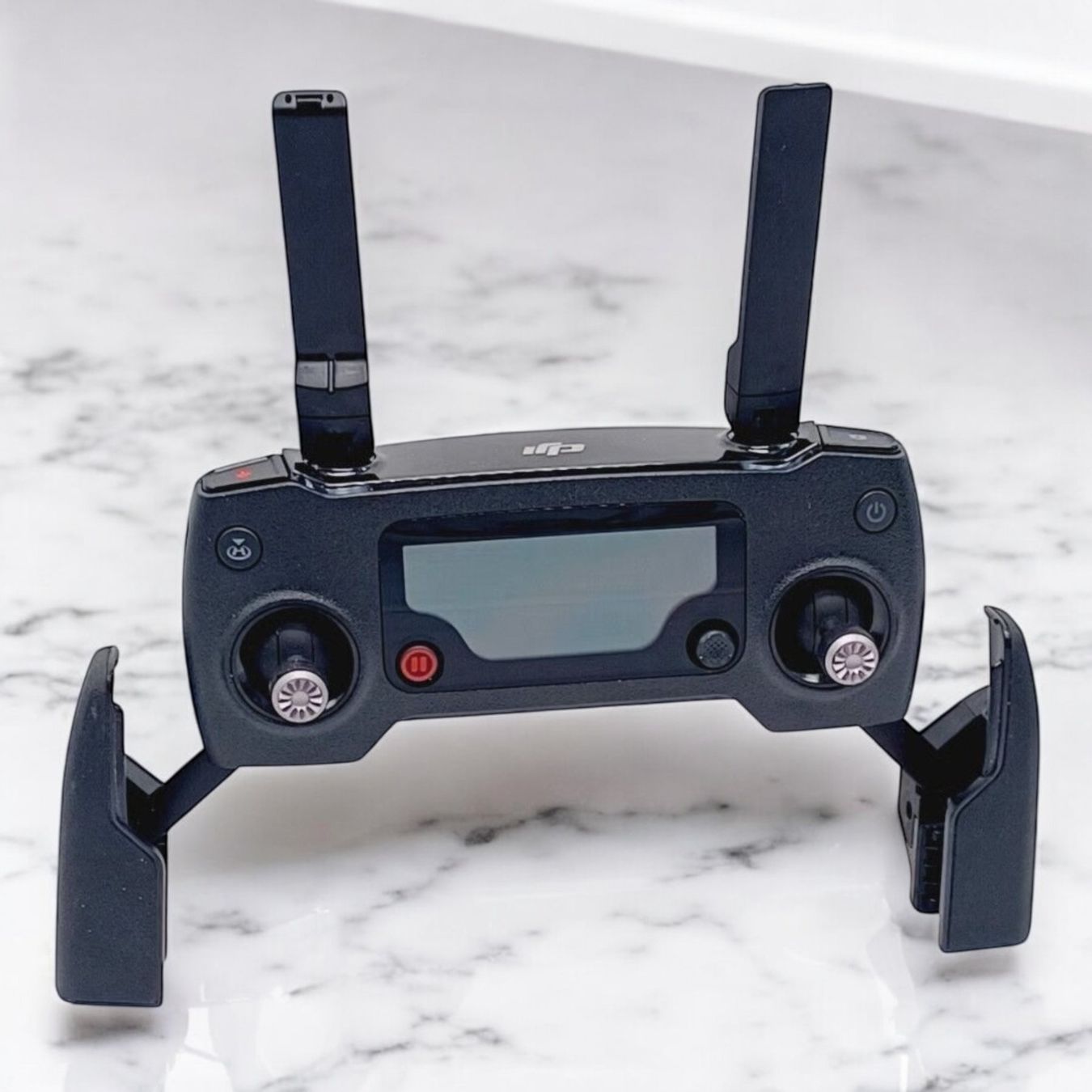 DJI Telecomando: Télécommande DJI GL200A + Chargeur Mavic M1CH-S + 6 Hélices – Usato da Morges venduto da vintiques