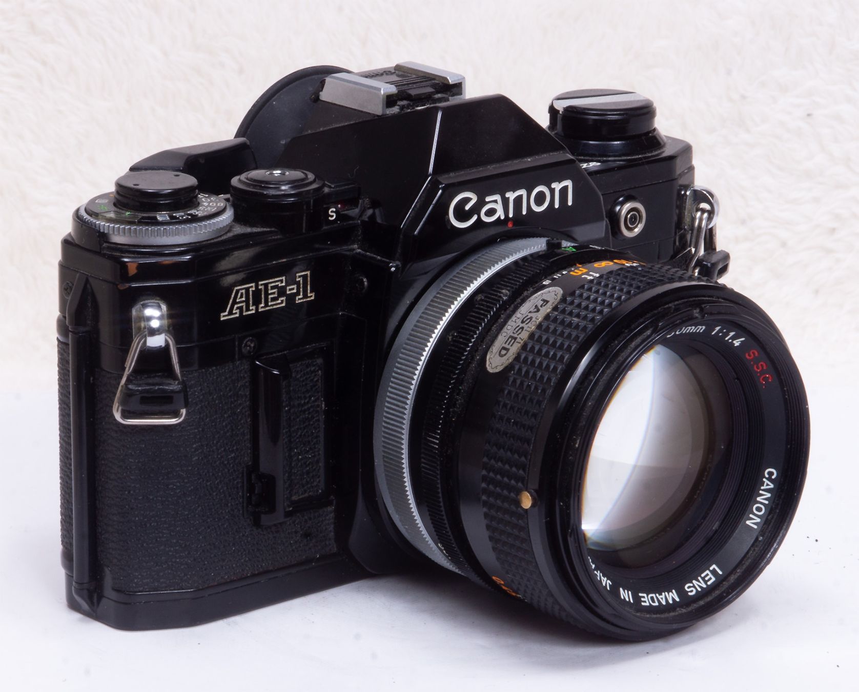 Canon Fotocamera: Canon AE-1 und 3 Objektive – Usato da Zürich venduto da phueni 1