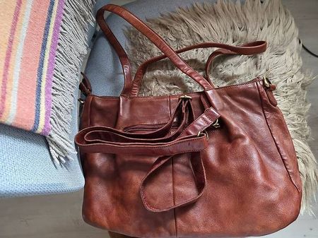 Neue Lederhandtasche in schönem Braun, ideal für den Herbstl