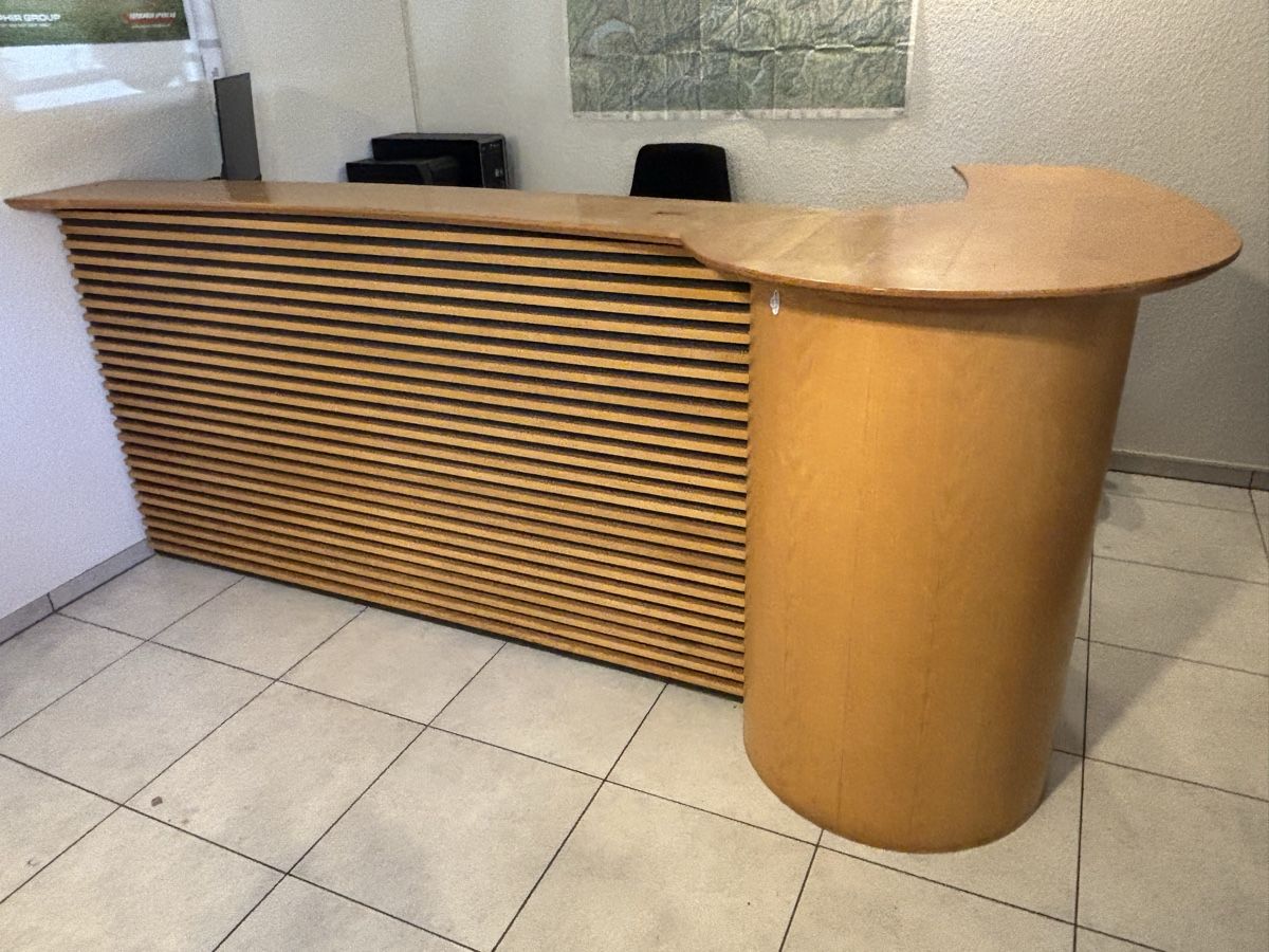 Allestimento di negozi e stand fieristici: Bar / Bürotisch / Empfangstheke – Usato da Lausen venduto da schwaafli