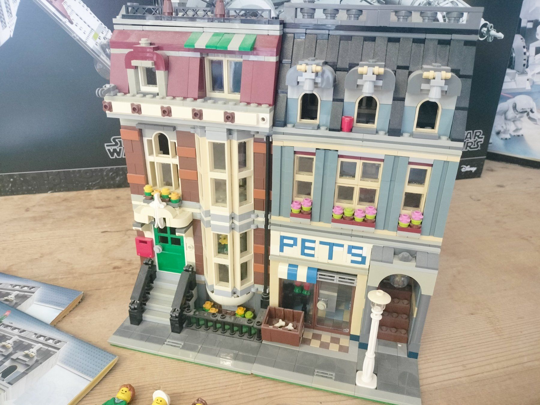 Lego Spielzeuge: Lego Creator Expert 10218 Pet Shop ab 1.- – Gebraucht aus Wil SG von RoyalBricks 3
