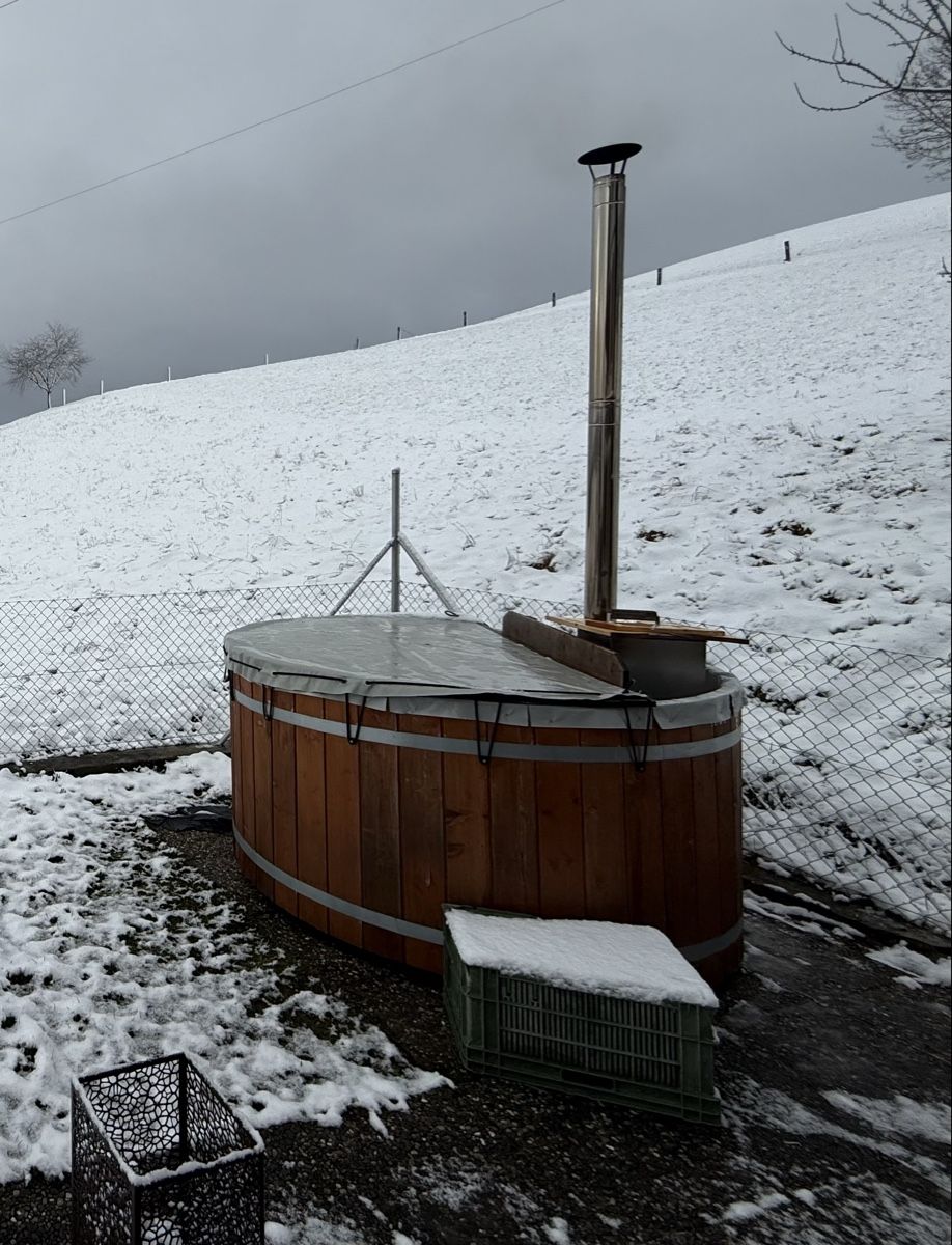 Whirlpool: Hotpot mit Holzofen und Deckel – Usato da Utzigen venduto da mar_9tv5 2