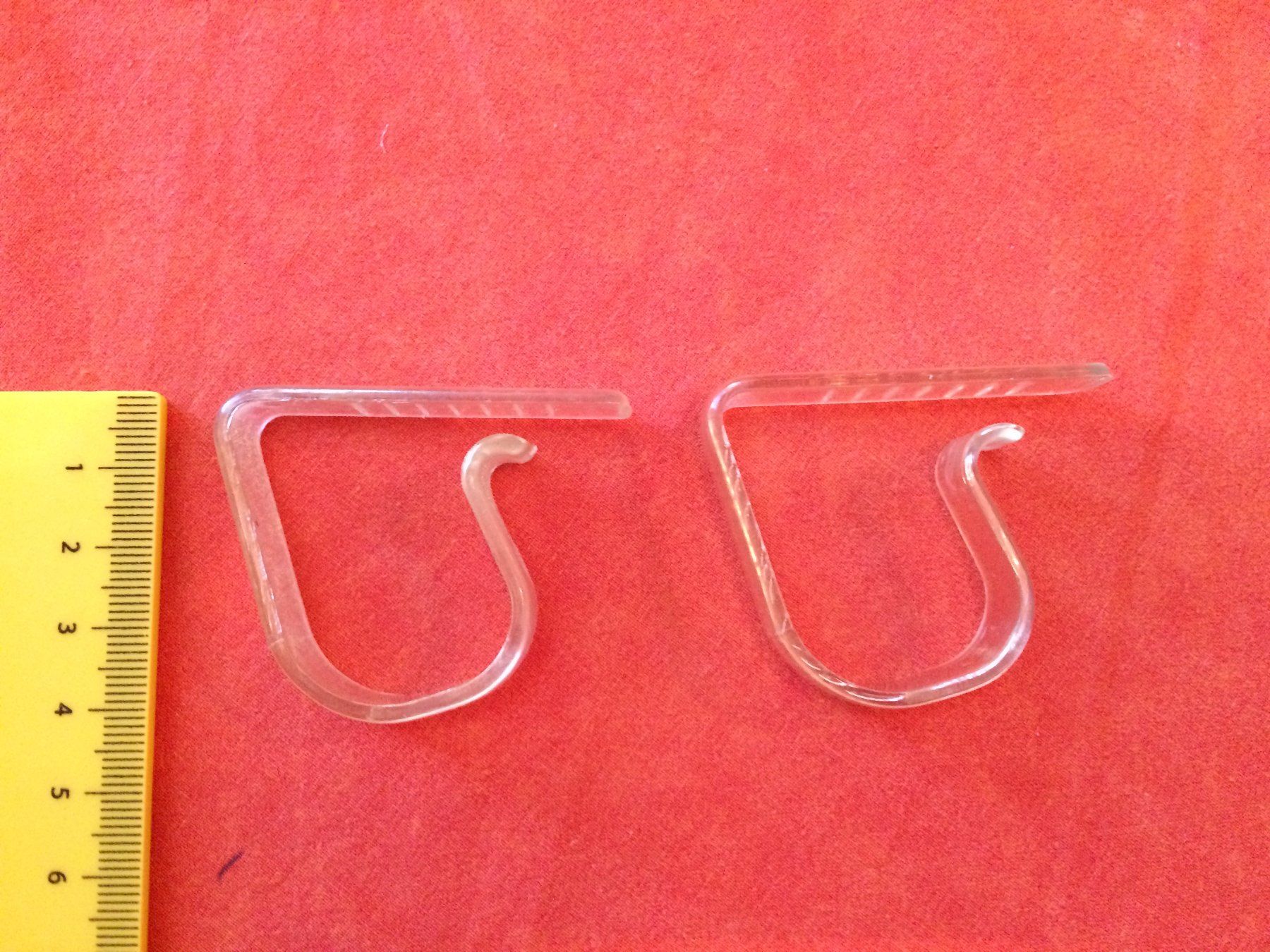 Altro in Decorazioni & Accessori: 2 Stk. Tischtuchhalter, Kunststoff, 5 x 4 cm – Usato da Buchs AG venduto da ReaNaTsch 2