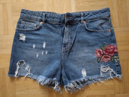 Short en jean destroy avec broderie florale, Taille 31( 40)!