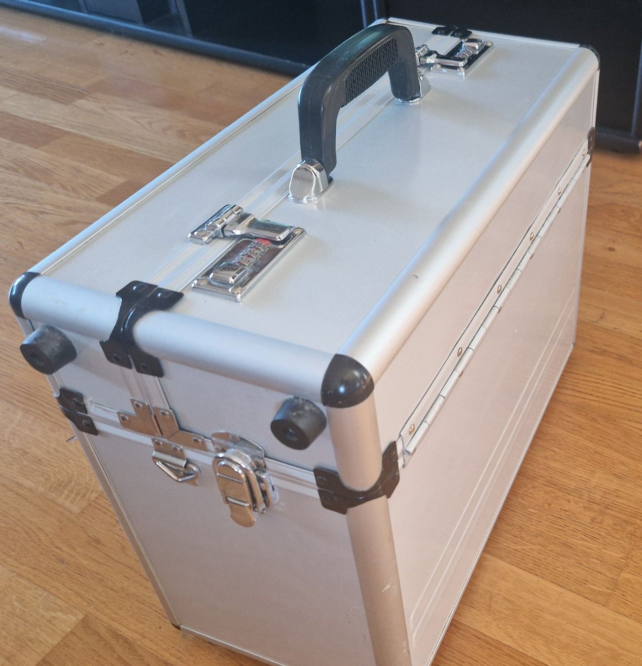 Valigie: Attraktiver Akten- oder Musterkoffer aus Aluminium – Usato da Adlikon b.Regensdf venduto da Zico50 1