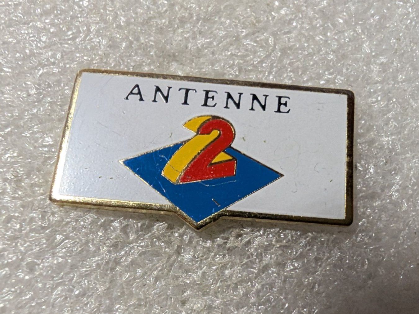 Placchette & Badge: Ansteckpin 207: Antenne 2 – Usato da Oppligen venduto da Pin-Fall-Shop
