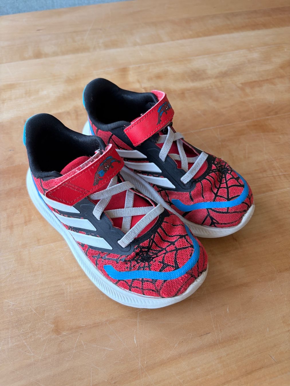 Adidas Scarpe per ragazzi: Kinder Sneakers Adidas Spiderman Gr.27 – Usato da Bern venduto da EkatKhat
