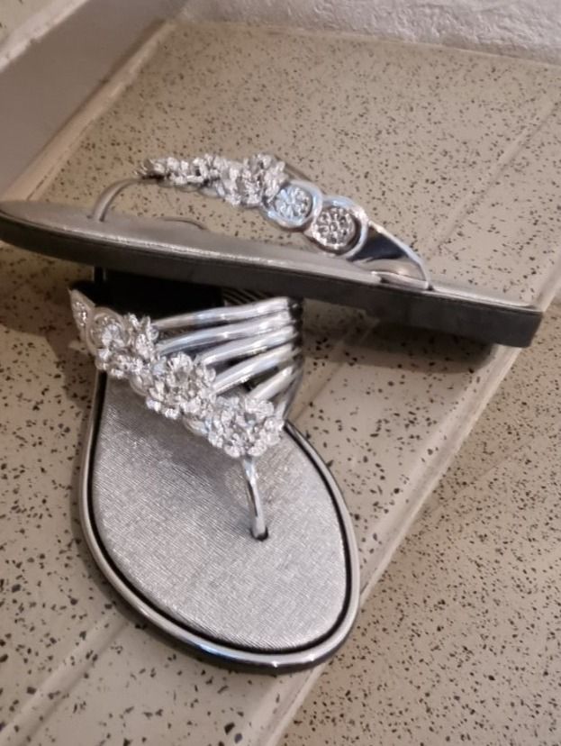Scarpe da donna: Schuhe, Flip - Flops  Silver Gr. 40 neu – Nuovo e nell'imballaggio originale da geroldswil venduto da Gumball1 1