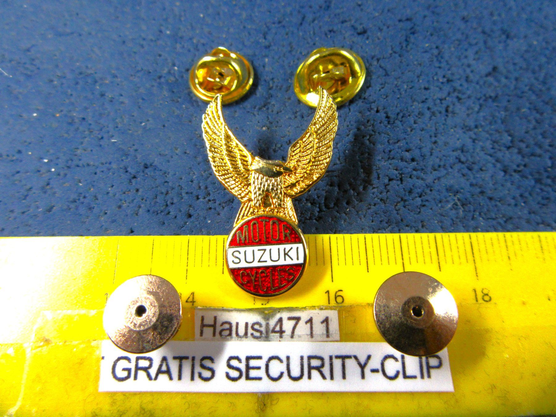 Placchette & Badge: SUZUKI MOTORRAD LOGO PIN EAGLE GOLDIG MIT SECURITY-CLIP – Usato da Ettingen venduto da Hausi4711