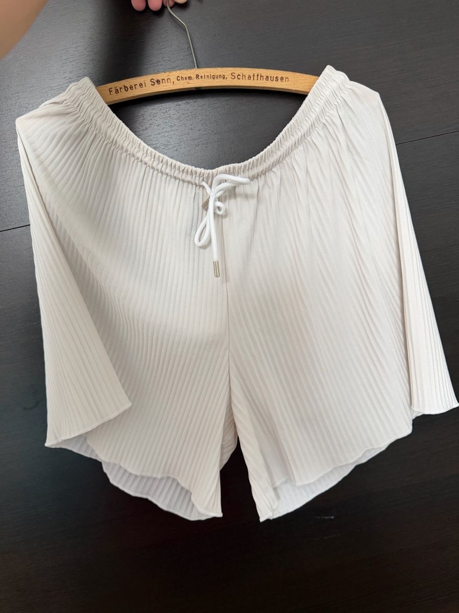 Lotti di vestiti: 3x kurze Hosen, 1x elegante Hose – Usato da Basadingen venduto da ttb_vs95