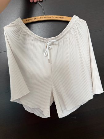 3x kurze Hosen, 1x elegante Hose