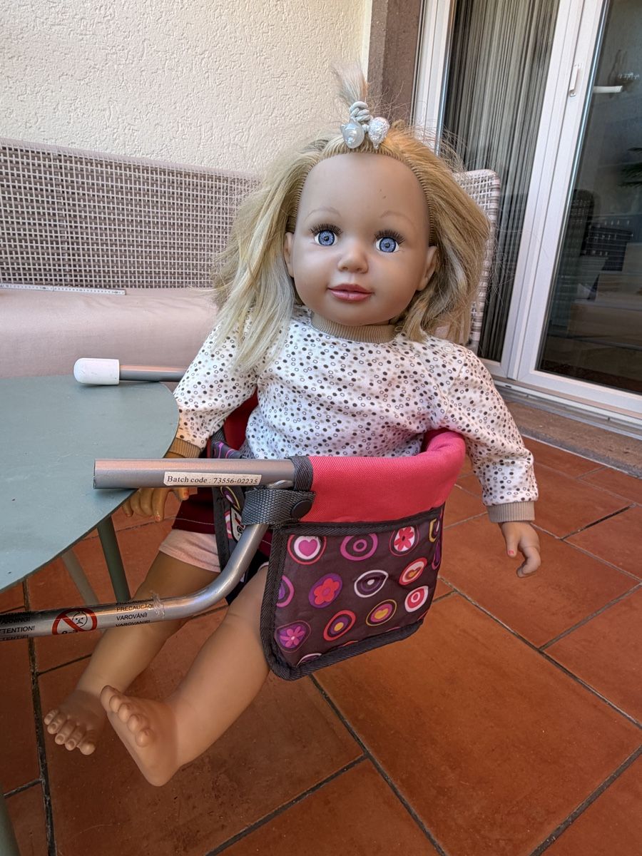 Poupées: Puppe gross (60cm) mit Tisch Sitz – D'occasion à Möhlin par seerose6