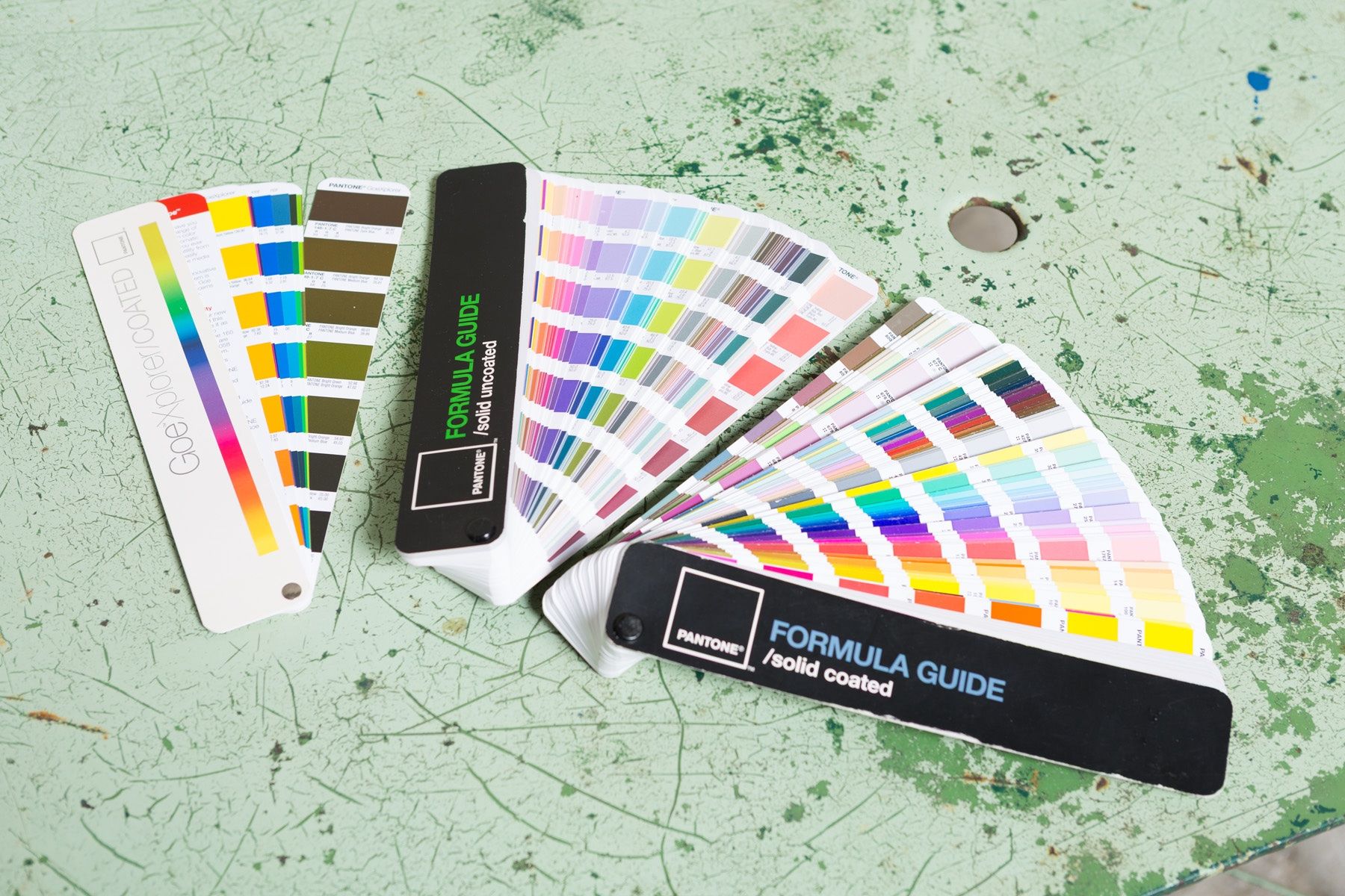 Colori: Pantone Formula Solid Coated/Uncoated Farbfächer – Usato da Bern venduto da sales_et