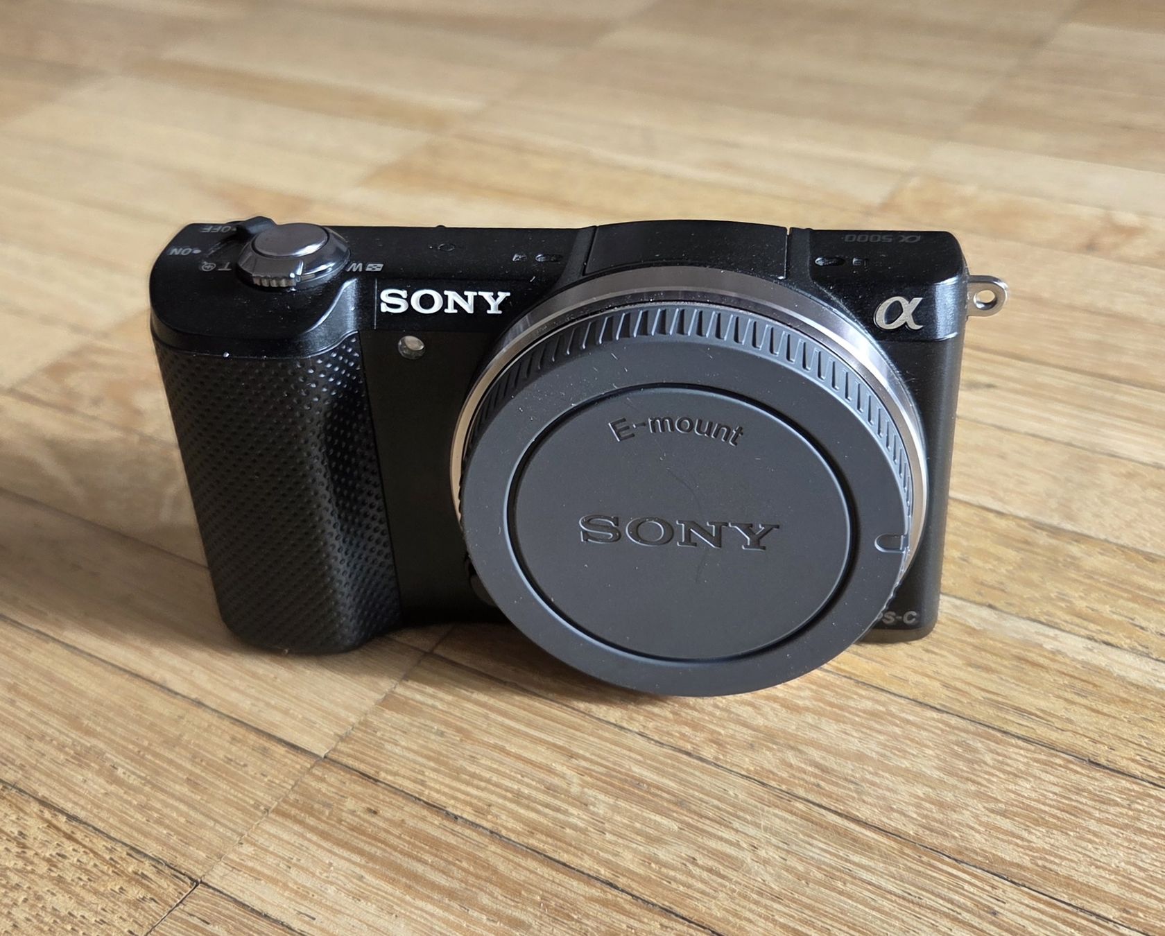 Sony Fotocamera: Sony Alpha 5000 en bon état – Usato da Gorgier venduto da rustic2