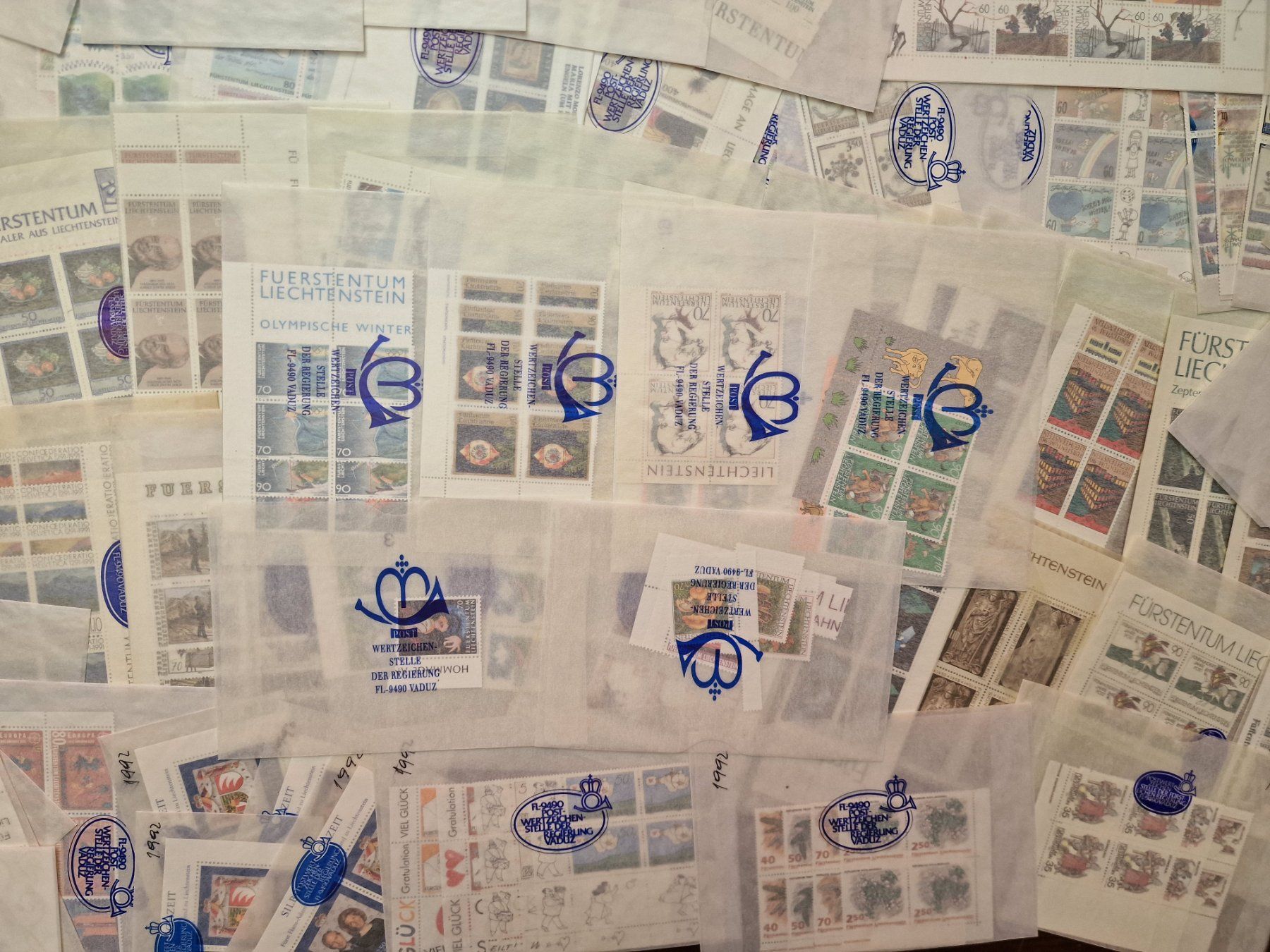 Tutti i francobolli: FL 1990-98 NEU **4-er Blocks mit Tabs & Einzel aus ABO – Nuovo e nell'imballaggio originale da Aesch LU venduto da briefmarken.uray 1