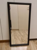 Grosser Wandspiegel mit schwarzen Rahmen