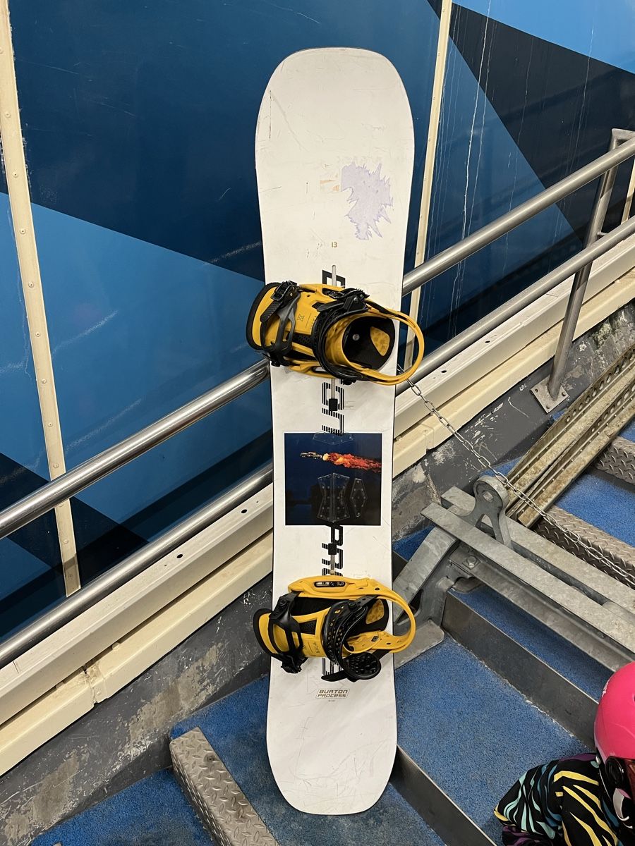 Board: Burton Snowboard mit Bindung – Usato da Zermatt venduto da B.15.v02