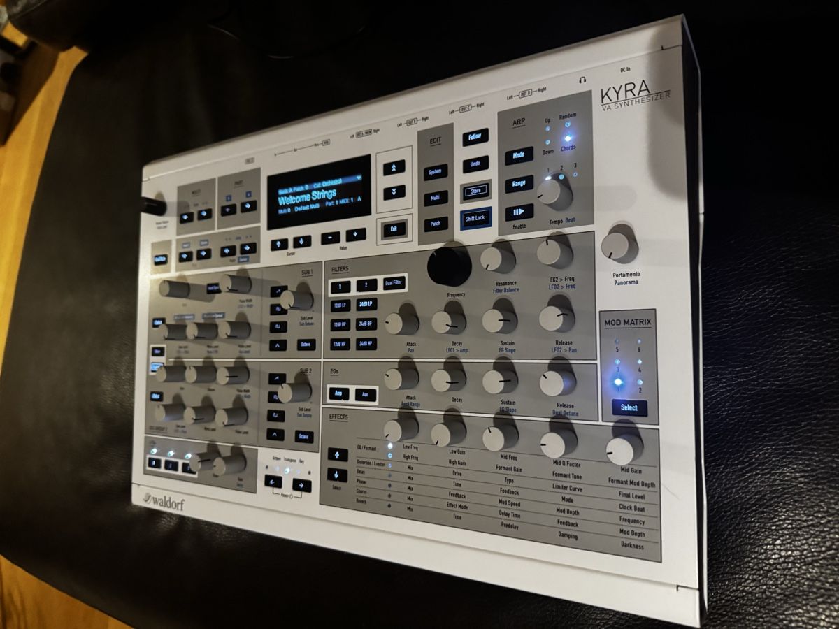 Waldorf Strumenti musicali: Waldorf Kyra - 128 Voice Desktop Synthesizer – Usato da Zürich venduto da 1cut2 3