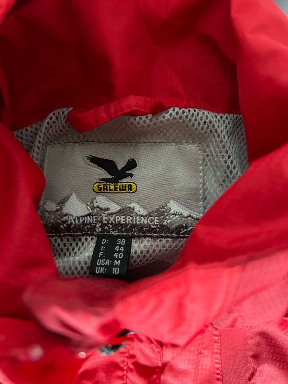 Salewa Jacken: Salewa Damen Regenjacke rot Gr. 38 – Gebraucht aus Emmen von Carbru 1